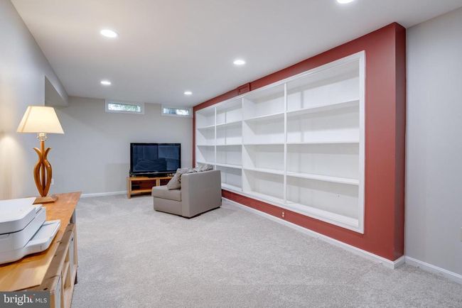 8801 Aquary Ct, House other with 5 bedrooms, 4 bathrooms and null parking in SPRINGFIELD VA | Image 18