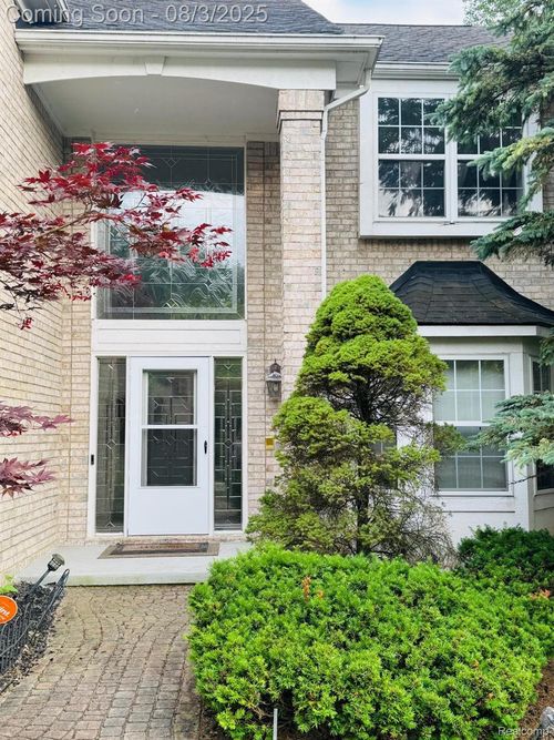 29301 Morningview, Farmington Hills, MI, 48334-4002 | Card Image