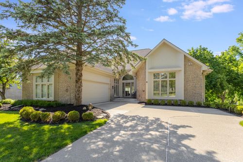 11-28044 Hickory Cir, Farmington Hills, MI, 48331-2955 | Card Image