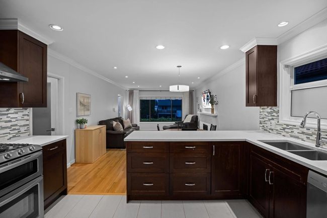 722 E 17th St, House other with 3 bedrooms, 2 bathrooms and 1 parking in North Vancouver BC | Image 7