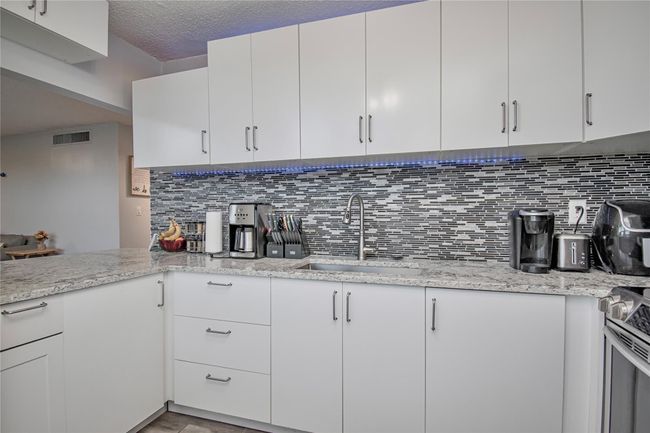 APT-207 - 9410 Tangerine Pl, Condo with 2 bedrooms, 2 bathrooms and null parking in Davie FL | Image 11