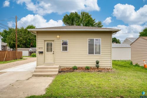 610 W 31st St, Sioux Falls, SD, 57105-3704 | Card Image