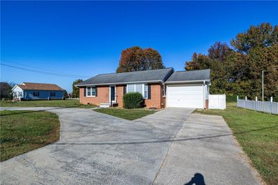 8 Forest Hill Road, House other with 3 bedrooms, 2 bathrooms and null parking in Lexington NC | Image 3