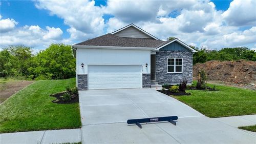 208 Lake Meadows Dr, Smithville, MO, 64089-9146 | Card Image