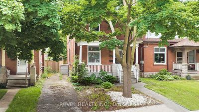 33 Yale St, Home with 3 bedrooms, 3 bathrooms and 5 parking in London ON | Image 2