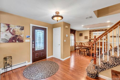 27 Hollister Ln, Islip, NY, 11751-4003 | Card Image