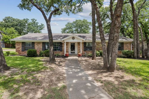 204 Shelmar Dr, Euless, TX, 76039-2834 | Card Image