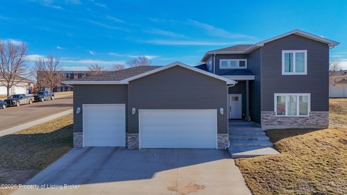1473 15th St W, Dickinson, ND, 58601-2858 | Card Image