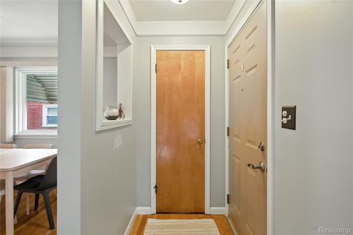 8832 Hillcrest St, Livonia, MI, 48150-3909 | Card Image
