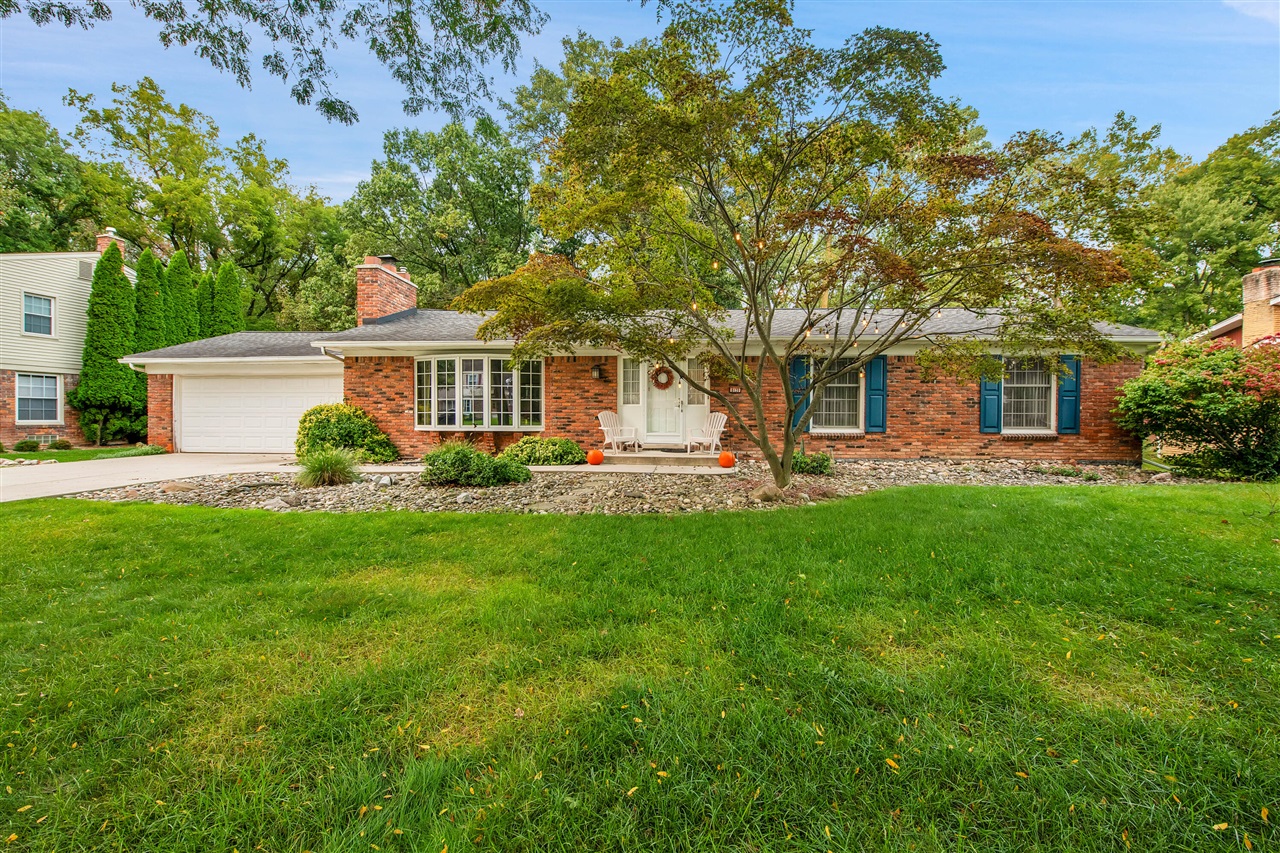 Wood Dr, Grosse Ile, MI 48138