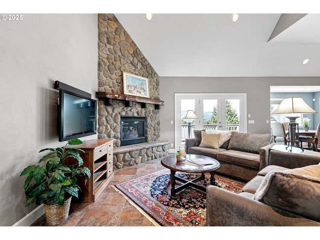 380 Mountaingate Dr, House other with 3 bedrooms, 3 bathrooms and 3 parking in Springfield OR | Image 5