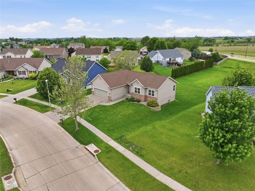 706 Limerock Dr Nw, Cedar Rapids, IA, 52405-3262 | Card Image