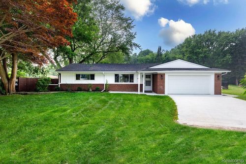 45471 Abington Cir, Macomb, MI, 48042-5403 | Card Image