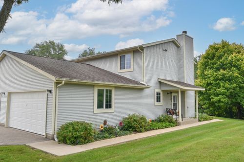 433 Slinger Rd, Slinger, WI, 53086-9356 | Card Image