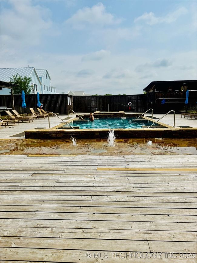 Boulevard pool is only 2 houses away | Image 53