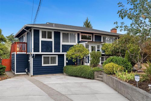 1640 Earlston Ave, Victoria, BC, V8P2Z5 | Card Image
