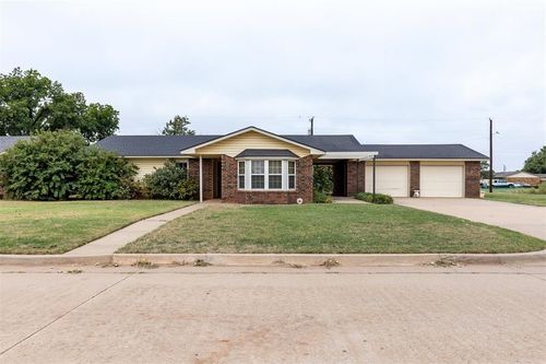 2402 S 15th St, Kingfisher, OK, 73750-4902 | Card Image