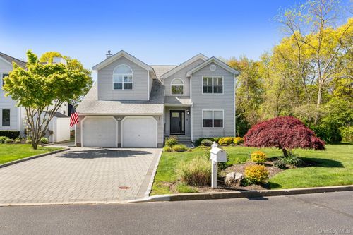1 Fairwind Ct, Oakdale, NY, 11769-2272 | Card Image