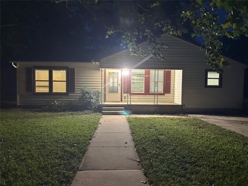 932 Moss St, Gainesville, TX, 76240-5754 | Card Image