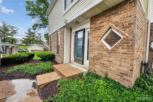 2047 Kentmore Ln, Chesterfield, MO, 63017-8111 | Card Image