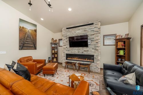 5016 E 64th St Street, Sioux Falls, SD, 57108-3056 | Card Image