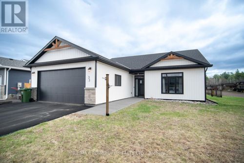 33 Durant St, Petawawa, ON, K8H0G3 | Card Image
