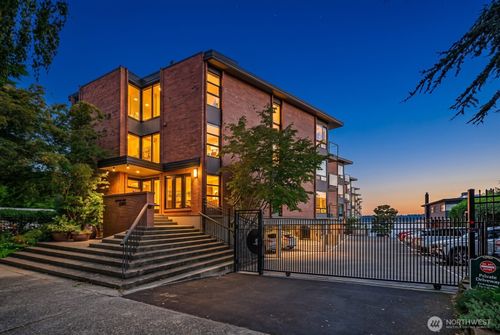 206-2360 43rd Ave E, Seattle, WA, 98112-2703 | Card Image