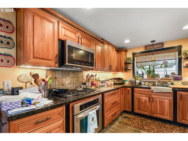 270 Se Robin Way, House other with 3 bedrooms, 2 bathrooms and 2 parking in Gresham OR | Image 11