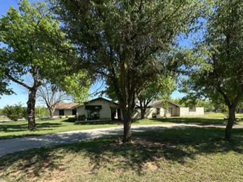 306 Wade St, Olney, TX, 76374-2220 | Card Image