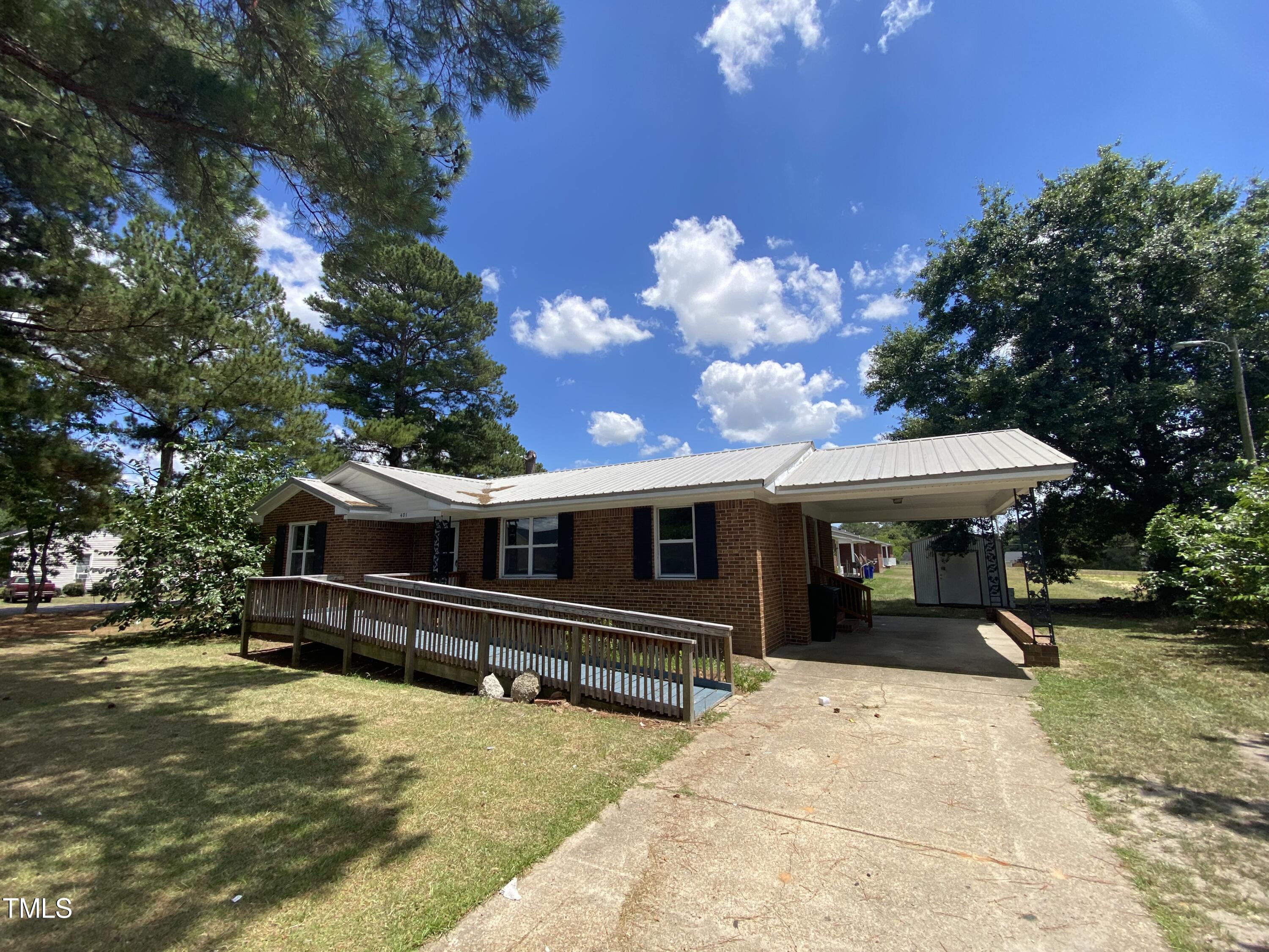 Boney St, Clinton, NC 28328