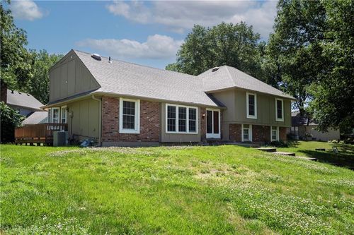 10315 Nw Mirror Lake Dr, Parkville, MO, 64152-2549 | Card Image