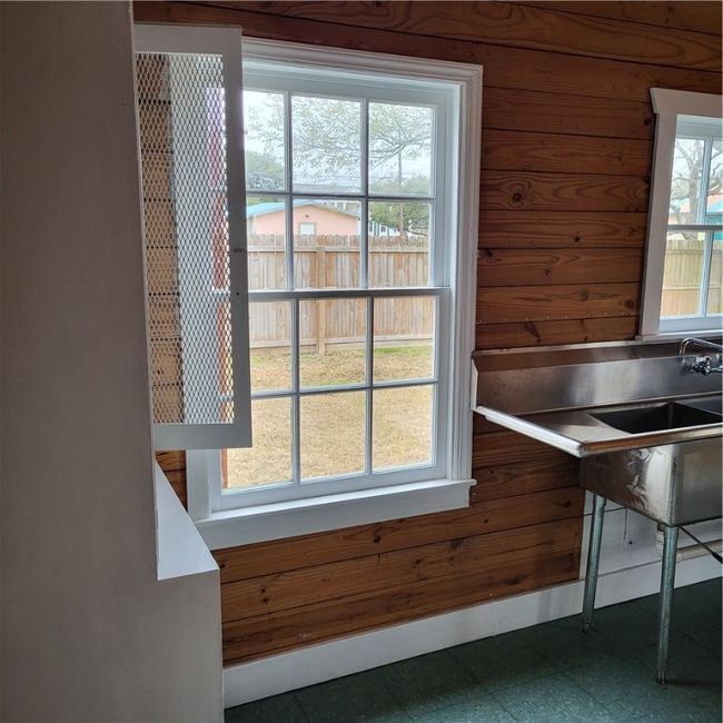 222 W Heard St, House other with 2 bedrooms, 2 bathrooms and null parking in Refugio TX | Image 6