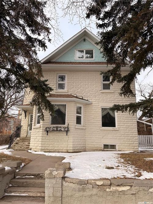 1102 Grafton Ave, Moose Jaw, SK, S6H3S5 | Card Image