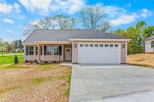 105 Hickory St, Yadkinville, NC, 27055-5254 | Card Image
