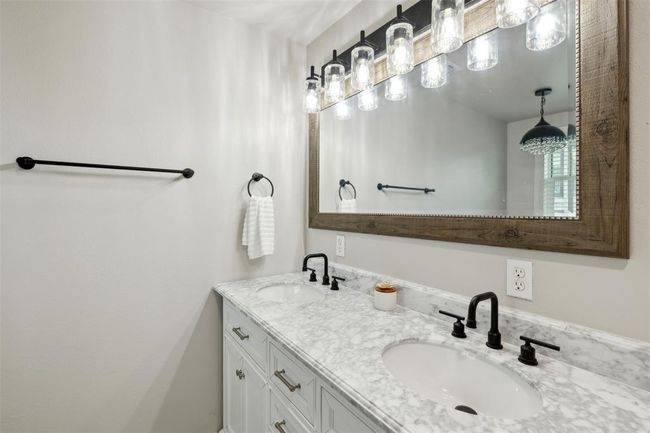 5530 Us Highway 90 A W, House other with 4 bedrooms, 2 bathrooms and 2 parking in Shiner TX | Image 33