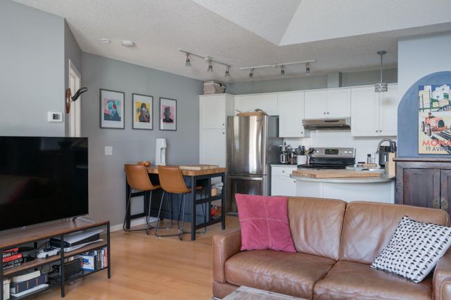 402 - 10 Sierra Morena Mews Sw, Home with 2 bedrooms, 2 bathrooms and 1 parking in Calgary AB | Image 9