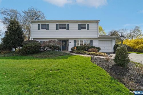 15 Ella Ln, Wayne, NJ, 07470-3515 | Card Image