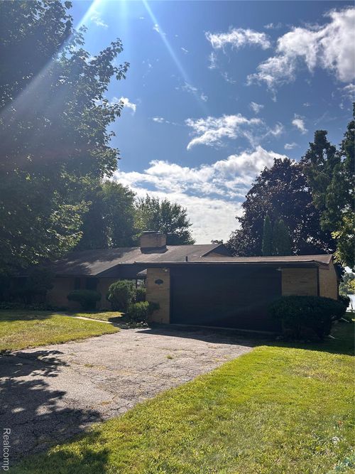 10023 Cedar Shrs, White Lake, MI, 48386-2823 | Card Image