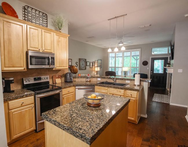 610 Winding Brook Ln, House other with 3 bedrooms, 2 bathrooms and null parking in Tyler TX | Image 5