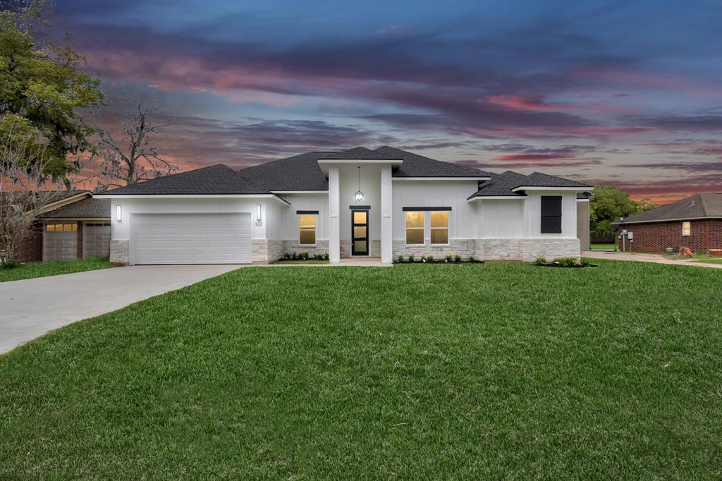 Amherst Dr, West Columbia, TX 77486