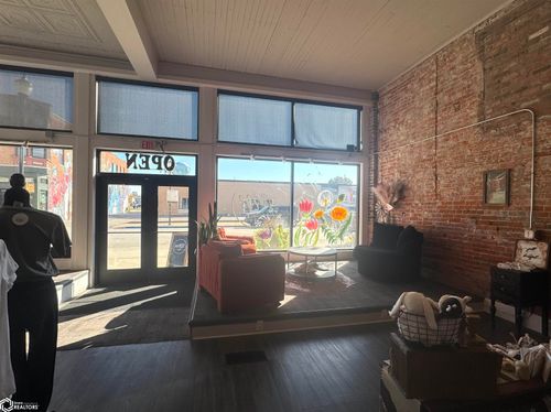 104 N Maple St, Creston, IA, 50801-2351 | Card Image