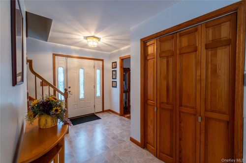 13 Bray Farm Ln, Wappingers Falls, NY, 12590-6221 | Card Image