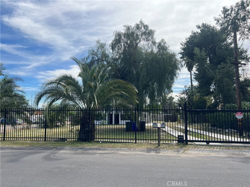2527 W 3rd Ave, San Bernardino, CA, 92407-6909 | Card Image