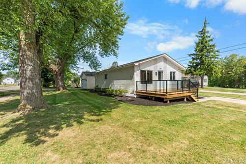 560 Mcmunn St, South Lyon, MI, 48178-1331 | Card Image