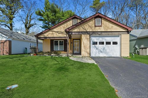 204 Belfast Ln, Ridge, NY, 11961-2023 | Card Image