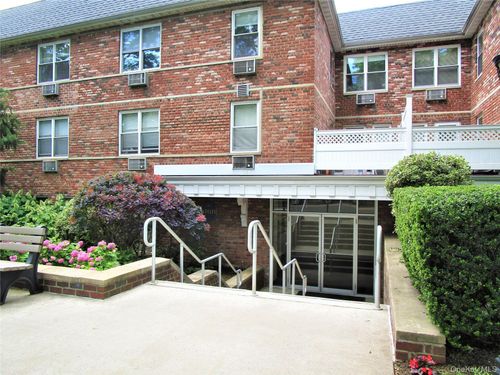 126-40 Daley Pl, Lynbrook, NY, 11563-2213 | Card Image