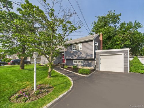 554 S 8th St, Lindenhurst, NY, 11757-4615 | Card Image