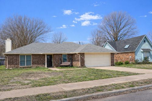 895 Autumn Woods Dr E, Southaven, MS, 38671-4920 | Card Image