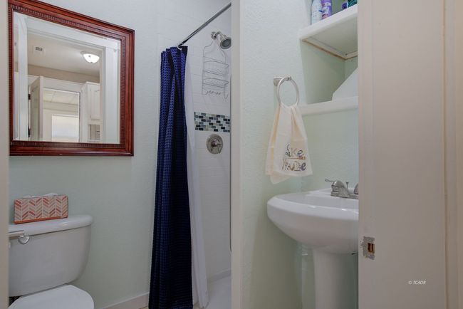 Bathroom downstairs | Image 20