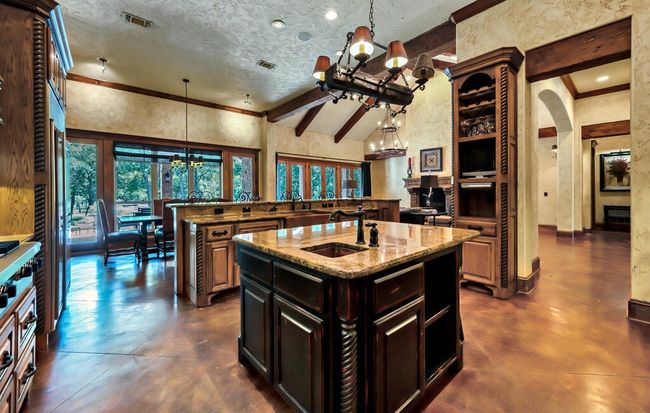 565 Lost Hunters Cyn, House other with 5 bedrooms, 5 bathrooms and 3 parking in China Spring TX | Image 19
